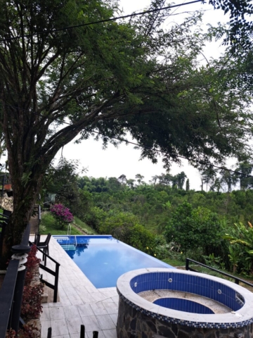 Piscina y Jacuzzi de la Finca