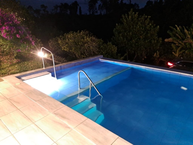 Entrada de la Piscina en la Tarde - Noche